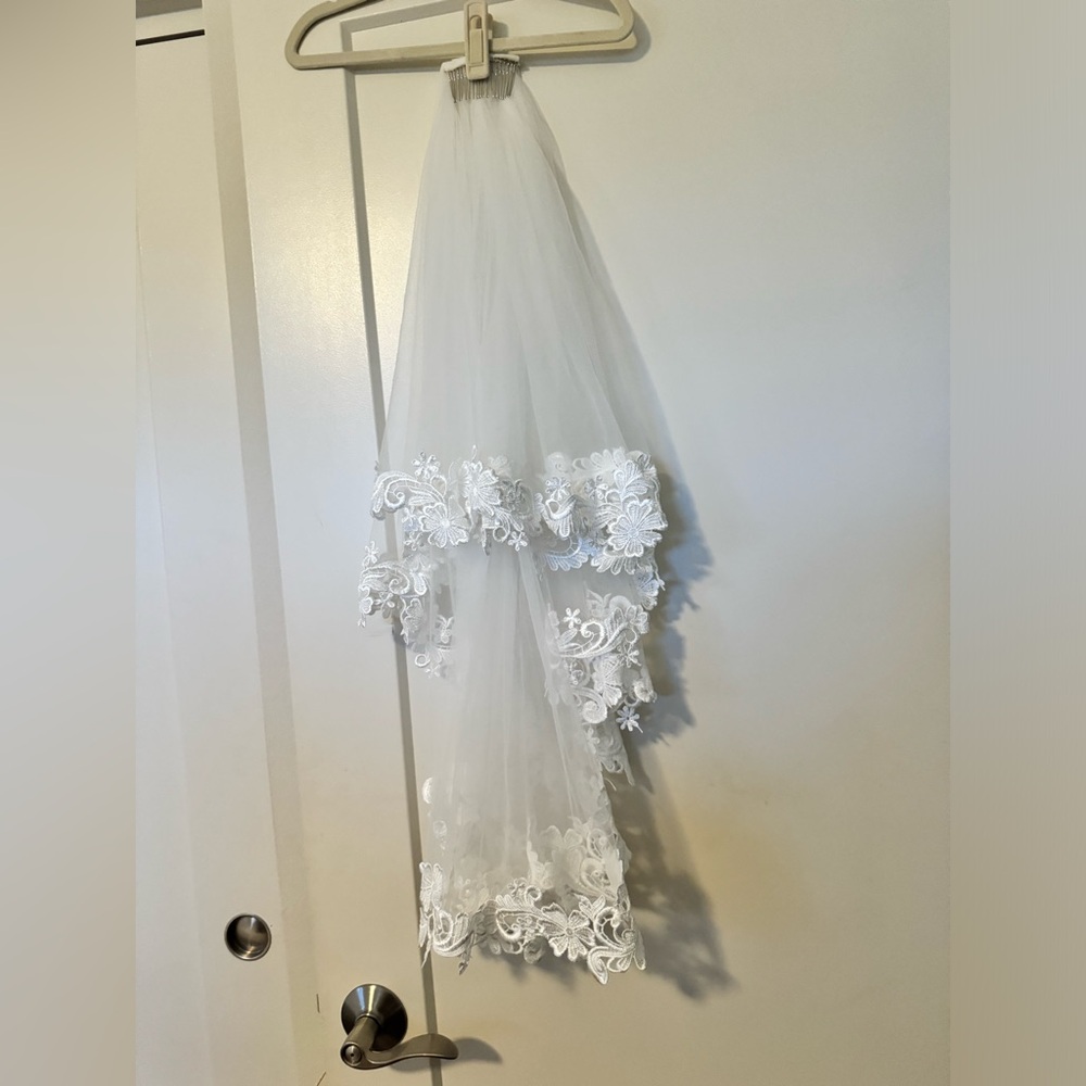 Elegant White Lace Veil